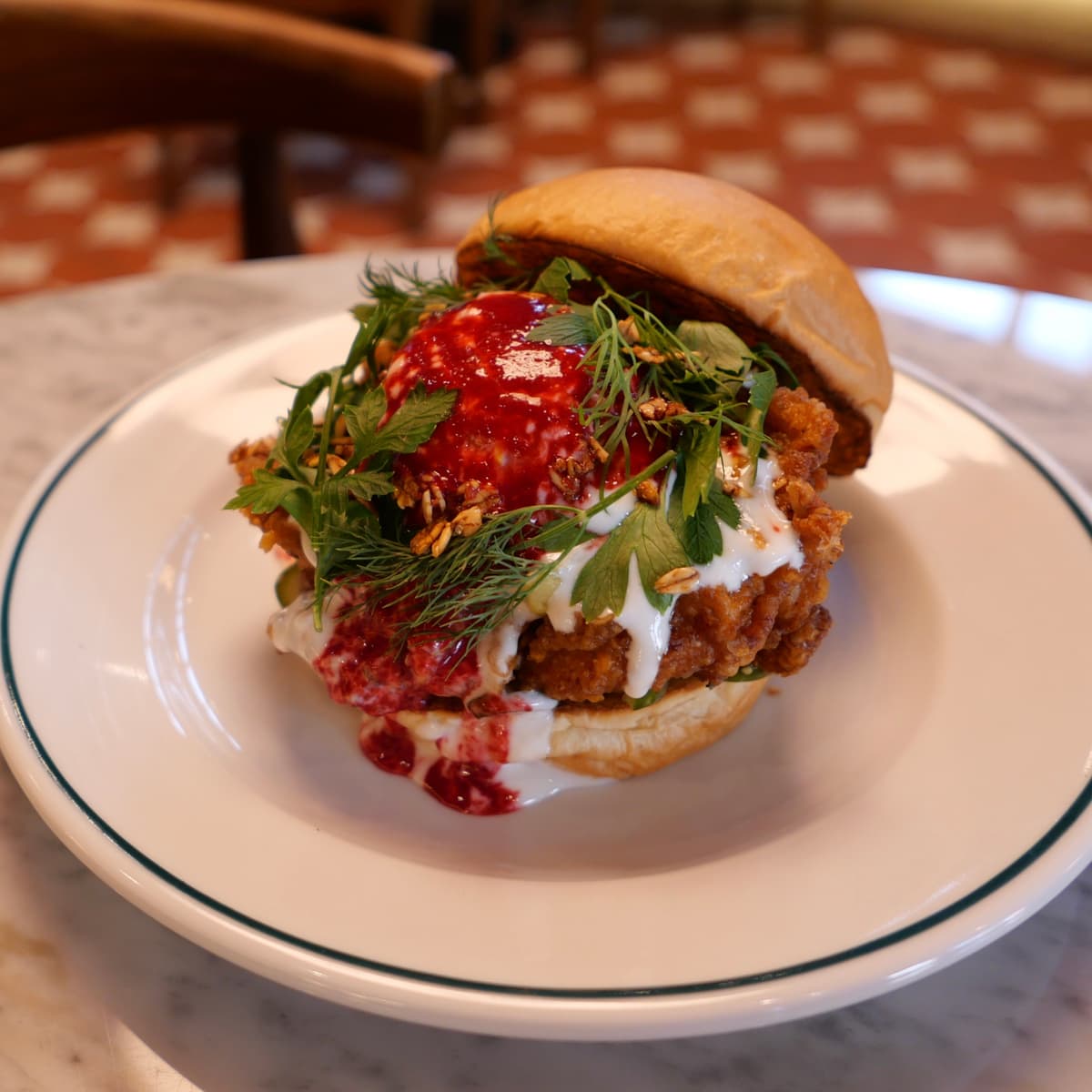 르프리크 용산 fried chicken burger with coleslaw